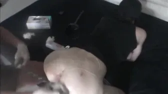 Garoto jovem se submete a boquete e punheta bdsm em hd