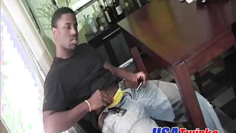 Davone wells tira a roupa e bate punheta com seu pau preto grande