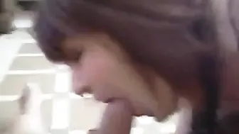 Travesti atraente faz um boquete lento em um pau grande