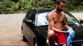 Muscle béant se branle sa grosse bite en plein air