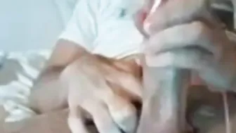 Jovencito con polla gruesa se corre a chorros en webcam