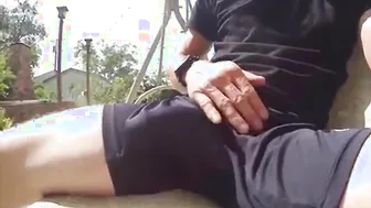 Hunk hétero de pau duro ao ar livre goza em público