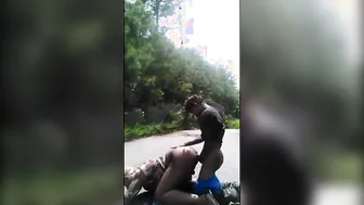 Joven bien dotado folla sin condón a travesti de culo grande
