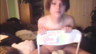 Jovencito travesti se desviste y juega en webcam