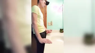 Hunk latino con polla grande se masturba en el baño