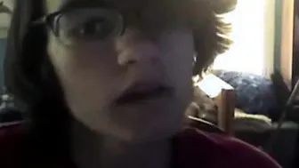 شاب نحيف يستمني قضيبه الكبير على كاميرا الويب
