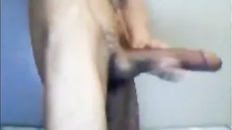 Jovencito delgado se masturba su enorme polla en webcam