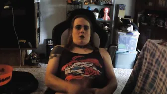 Twink emo crossdresser bate uma punheta no pau duro