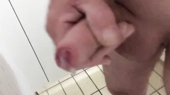 Amadores twinks se masturbam e fazem punhetas em banheiros públicos
