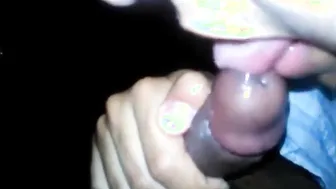 शौकिया ट्विंक अंतरजातीय मुखमैथुन देता है और उसे सहिला करता है