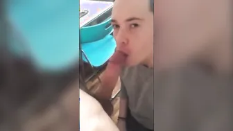 O vizinho jovem deixa ele gozar na boca depois de um boquete amador