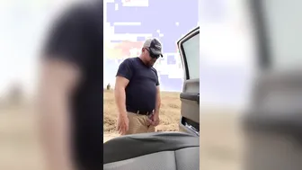 Urso peludo mijando e batendo punheta ao ar livre