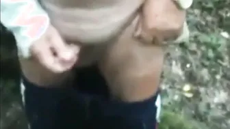 Oso maduro se masturba la polla sin cortar al aire libre hasta corr...