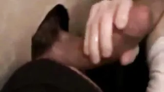 Mamada amateur a través de un glory hole casero