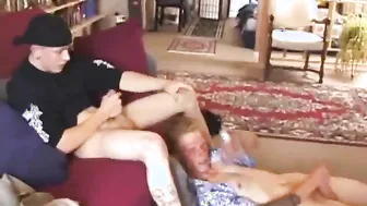 肌肉发达多毛直男使用阴茎泵并射精