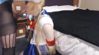 Crossdressing-sailor-scouts teilen sich blowjobs und handjobs
