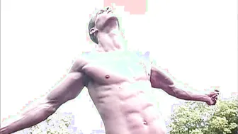 Hunk musculoso flexiona antes de ação anal hardcore e sexo oral