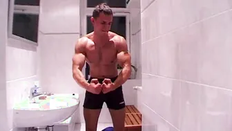 Hunk musculoso kamil dá-se uma punheta lenta e sensual