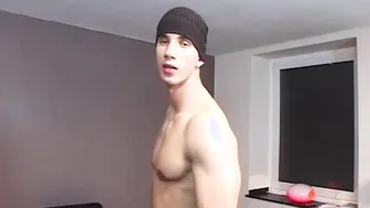 Kamil se masturba no escritório