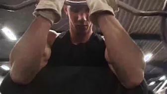Muscle hunk kamil se déchaîne en séance de sport