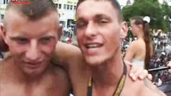 Ados musclés randy, alex, marco et dennis dans une partouze anale h...