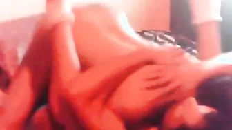 Twink amador saudita chupa e dá em vídeo gay caseiro