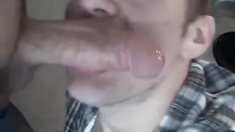 Amigo twink faz boquete babado e engo...
