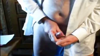 волосатый любительский медведь дрочит и кончает