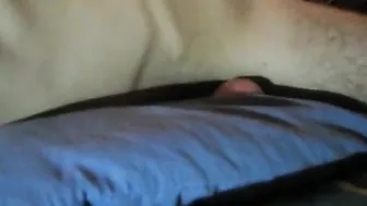 白嫩少年在蓝色枕头上磨蹭直到射精