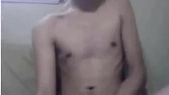 Delgado twink muestra su culo caliente en webcam