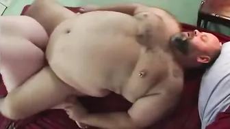 Fantasía de oso daddy: hombre mayor ansía horas de pasión