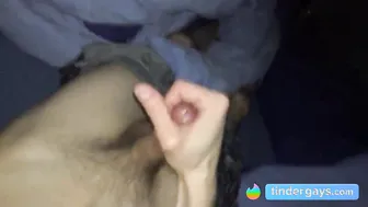 Amateur-twink masturbiert und spritzt hart ab