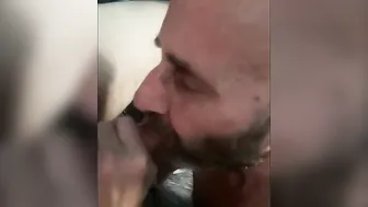 भालू डैडी अमेचर ब्लोजॉब अभ्यास में लिंड चूसता है