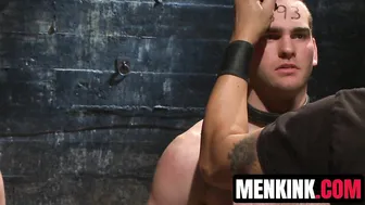 Abel archer y john smith soportan una sesión bdsm hardcore con su amo
