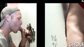 Twink amateur chupa polla a través de gloryhole en escena de mamada...