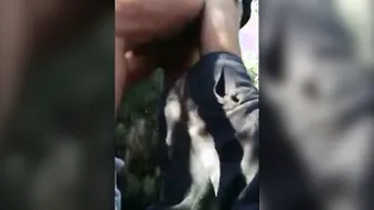 चांदी बालों वाले डैडी बाहर बेकबैक चुदाई करते हैं