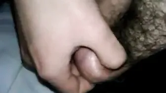 शौकीन भालू डैडी का नरम लंड छुआ और हिलाया जाता है