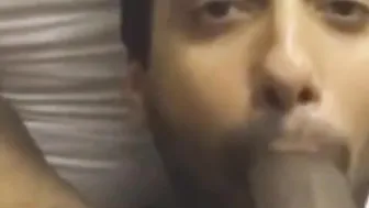 Amadora indiana chupa pau preto grande em boquete interracial