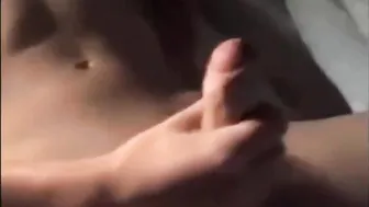 Jóvenes follan bareback amateur y se masturban para corrida masiva