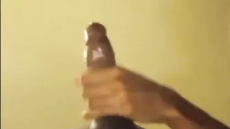 Joven negro se masturba su gran polla y dispara una gran carga