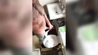 Oso musculoso tatuado se masturba con su polla grande y se corre