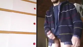 Twink amateur se autochupa la polla grande y se corre en la boca