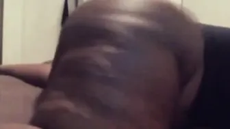 Urso negro amador tira a roupa e mostra grande bunda empinada