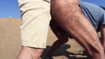 Follada al aire libre sin condón con un desconocido en dunas de arena