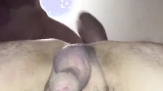 Papá se folla a un joven sin condón después de prepararlo con juguetes