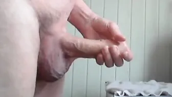 Papá plateado se masturba la polla grande en show de webcam en soli...