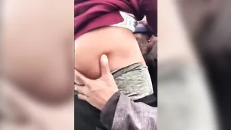 बड़ा काला आदमी पैसे के लिए बाहर लंड चूसता है