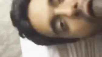 Twink indio chupa gran polla negra en mamada amateur