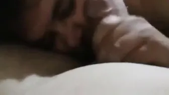 भालू डैडी छोटे लंड को हस्तमैथुन और ब्लोजॉब देता है