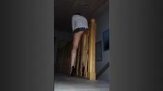 Travesti joven y pervertido monta un plug en posición vaquera
